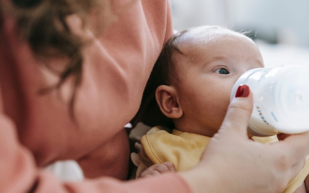 Cómo dar biberón a un bebé? - Happymami Lactancia Materna