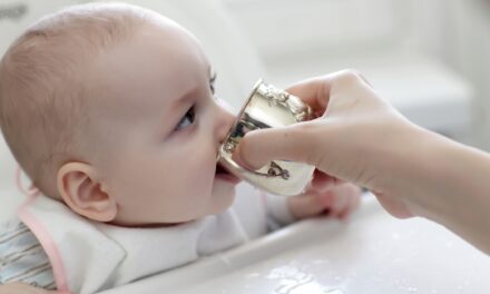 ¿Cuándo pueden los bebés empezar a beber agua? Momento ideal y consejos