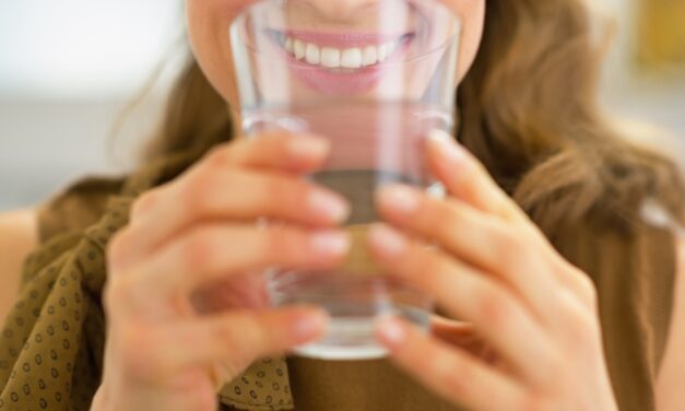 ¿Qué pasa si no tomo mucha agua durante la lactancia?